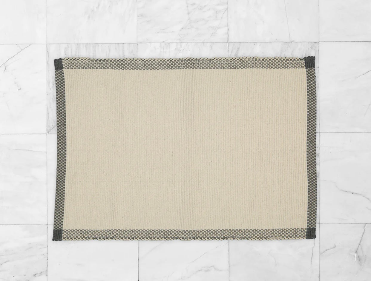 Bathmat Pebble Weave, Natural with a Charcoal Border