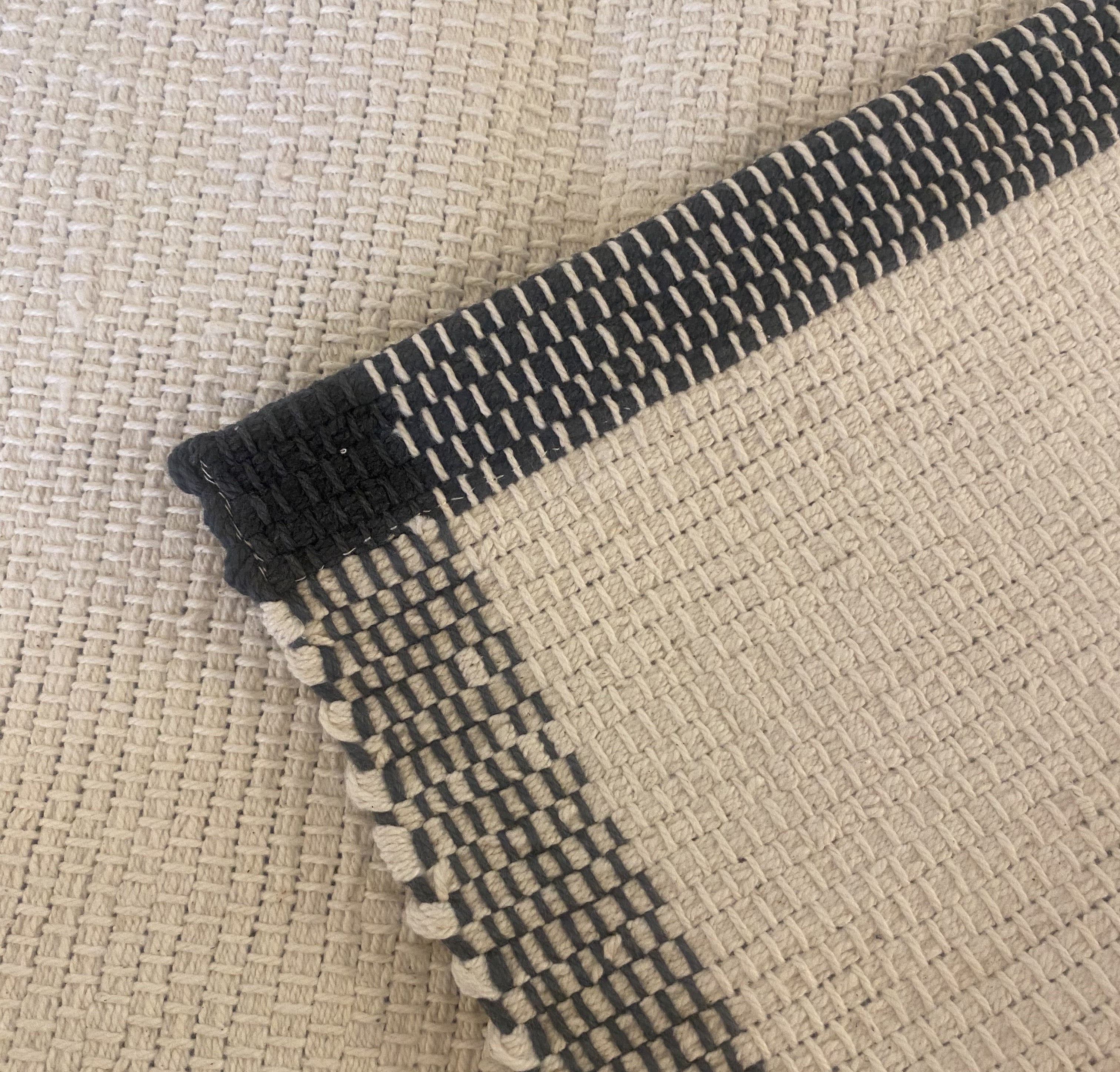 Bathmat Pebble Weave, Natural with a Charcoal Border